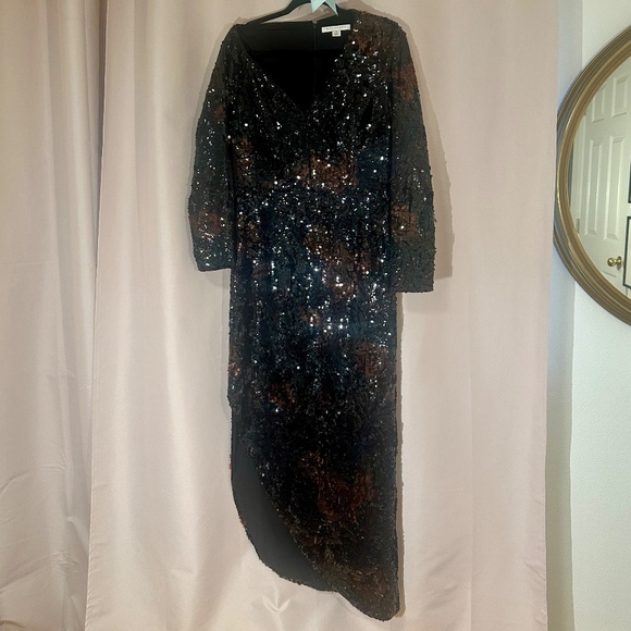 Beautiful Evening/Event Gown - Picture 4 of 10